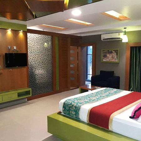 ฮอลิเดย์ ฮิลล์ โฮเต็ล แอนด์ สวีท Hotel สุลต่านบาเทรี ภายนอก รูปภาพ