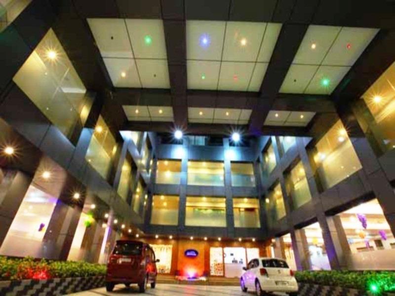 ฮอลิเดย์ ฮิลล์ โฮเต็ล แอนด์ สวีท Hotel สุลต่านบาเทรี ภายนอก รูปภาพ
