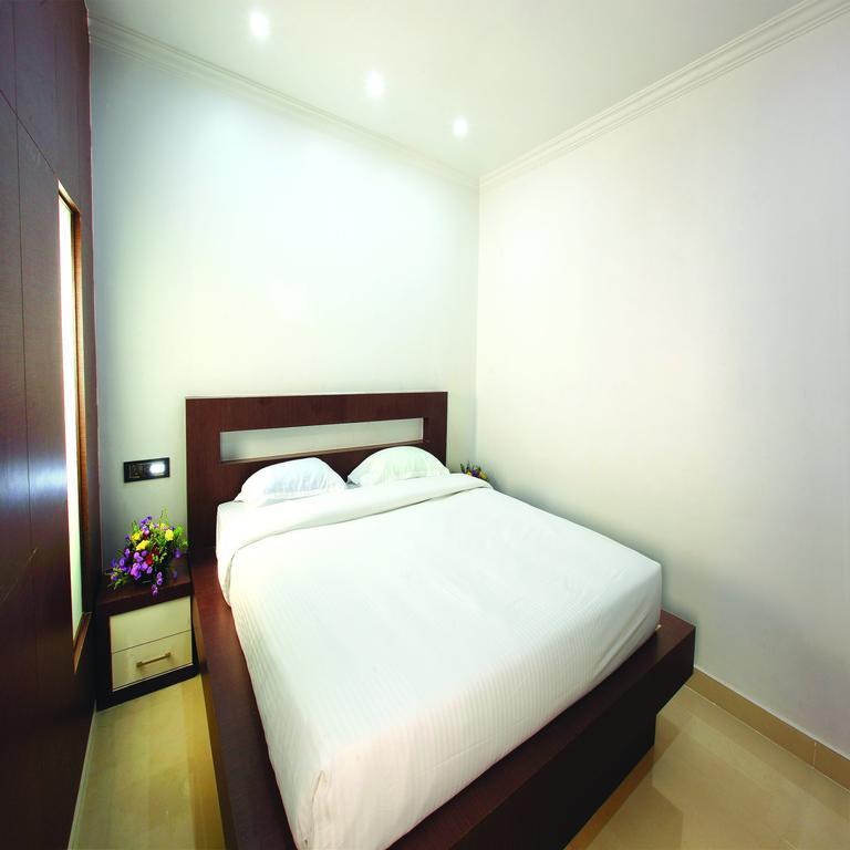 ฮอลิเดย์ ฮิลล์ โฮเต็ล แอนด์ สวีท Hotel สุลต่านบาเทรี ภายนอก รูปภาพ