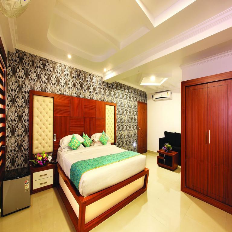 ฮอลิเดย์ ฮิลล์ โฮเต็ล แอนด์ สวีท Hotel สุลต่านบาเทรี ภายนอก รูปภาพ