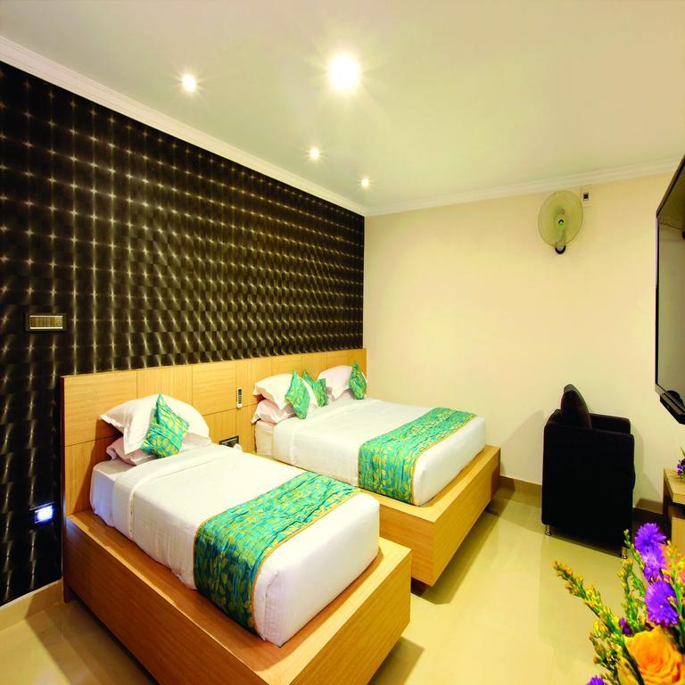 ฮอลิเดย์ ฮิลล์ โฮเต็ล แอนด์ สวีท Hotel สุลต่านบาเทรี ภายนอก รูปภาพ