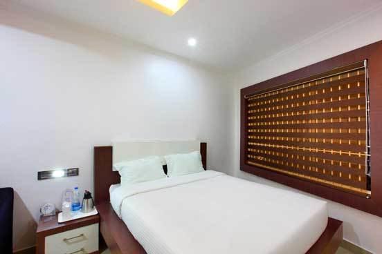 ฮอลิเดย์ ฮิลล์ โฮเต็ล แอนด์ สวีท Hotel สุลต่านบาเทรี ภายนอก รูปภาพ