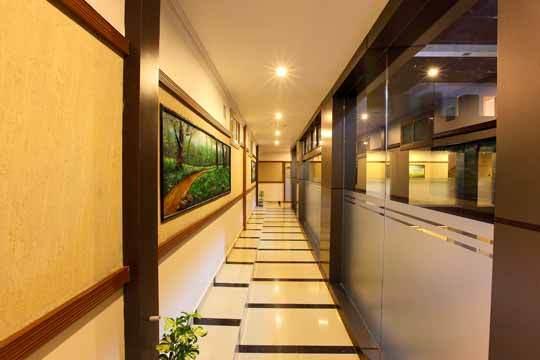 ฮอลิเดย์ ฮิลล์ โฮเต็ล แอนด์ สวีท Hotel สุลต่านบาเทรี ภายนอก รูปภาพ