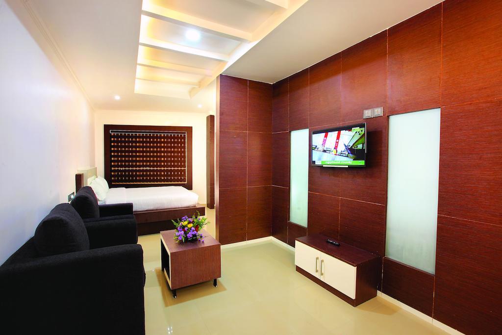 ฮอลิเดย์ ฮิลล์ โฮเต็ล แอนด์ สวีท Hotel สุลต่านบาเทรี ภายนอก รูปภาพ