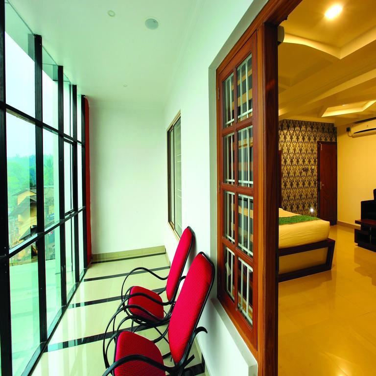 ฮอลิเดย์ ฮิลล์ โฮเต็ล แอนด์ สวีท Hotel สุลต่านบาเทรี ภายนอก รูปภาพ