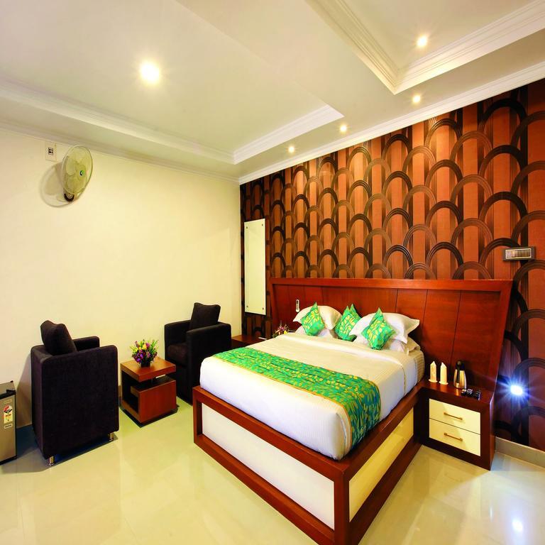 ฮอลิเดย์ ฮิลล์ โฮเต็ล แอนด์ สวีท Hotel สุลต่านบาเทรี ภายนอก รูปภาพ