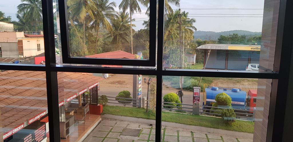 ฮอลิเดย์ ฮิลล์ โฮเต็ล แอนด์ สวีท Hotel สุลต่านบาเทรี ภายนอก รูปภาพ