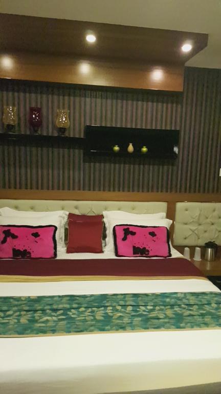 ฮอลิเดย์ ฮิลล์ โฮเต็ล แอนด์ สวีท Hotel สุลต่านบาเทรี ภายนอก รูปภาพ