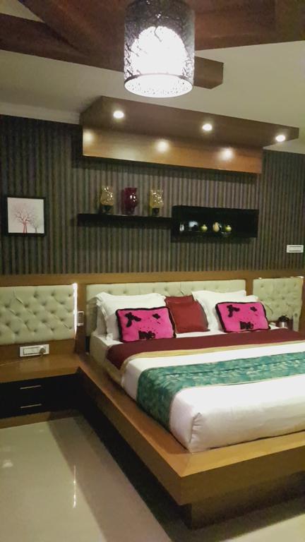 ฮอลิเดย์ ฮิลล์ โฮเต็ล แอนด์ สวีท Hotel สุลต่านบาเทรี ภายนอก รูปภาพ